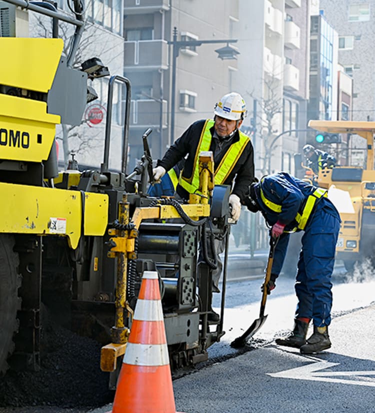 道路の修繕をしている様子