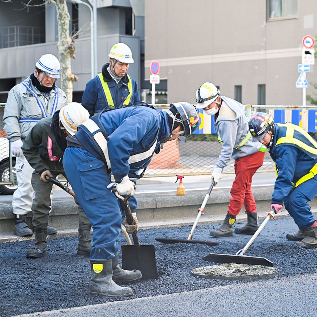 道路を修繕・塗装している様子