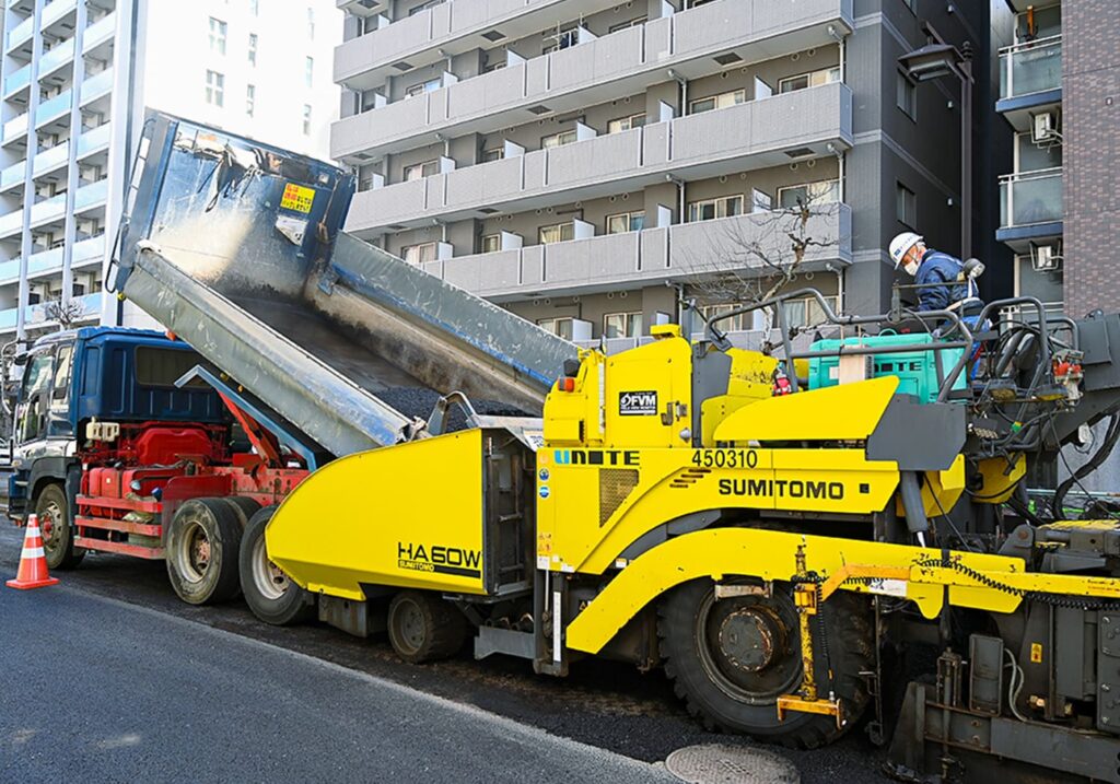 黄色の大型トレーラー