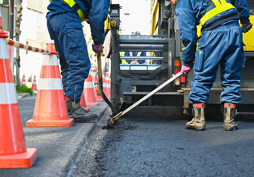 道路を修繕している様子