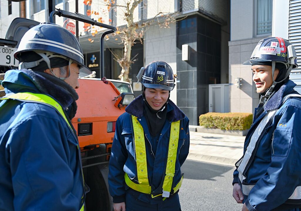 株式会社岩井組の社員たちが談笑している様子