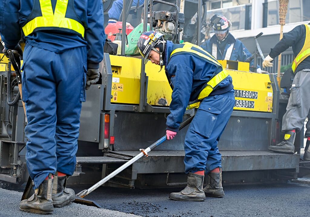 道路を塗装している様子