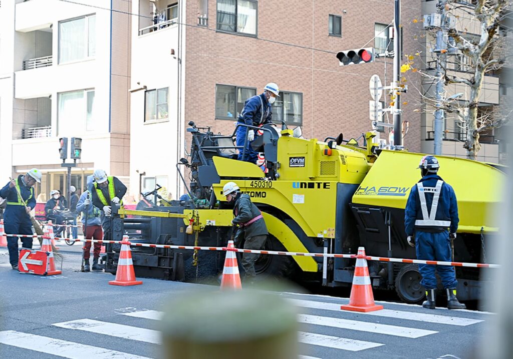 道路を修繕している様子